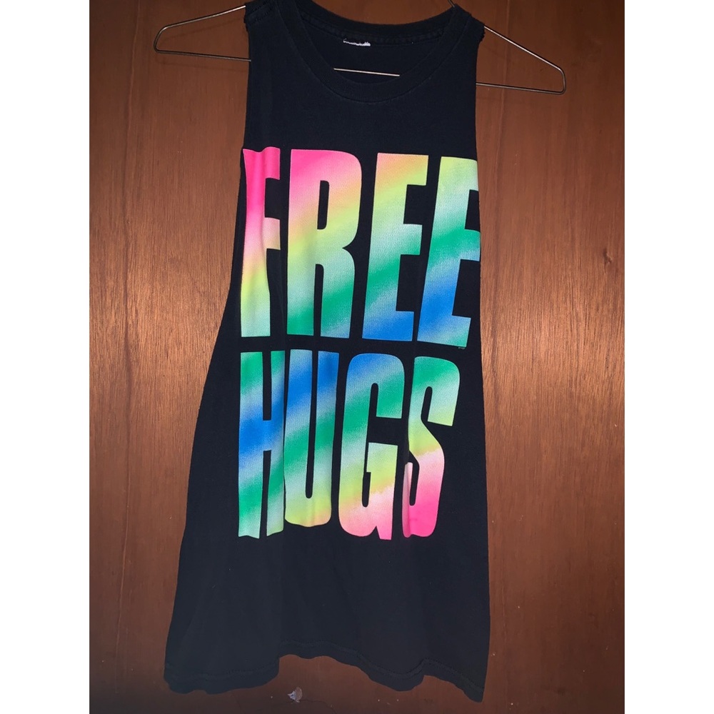 “Free Hugs” Cutoff T-shirt